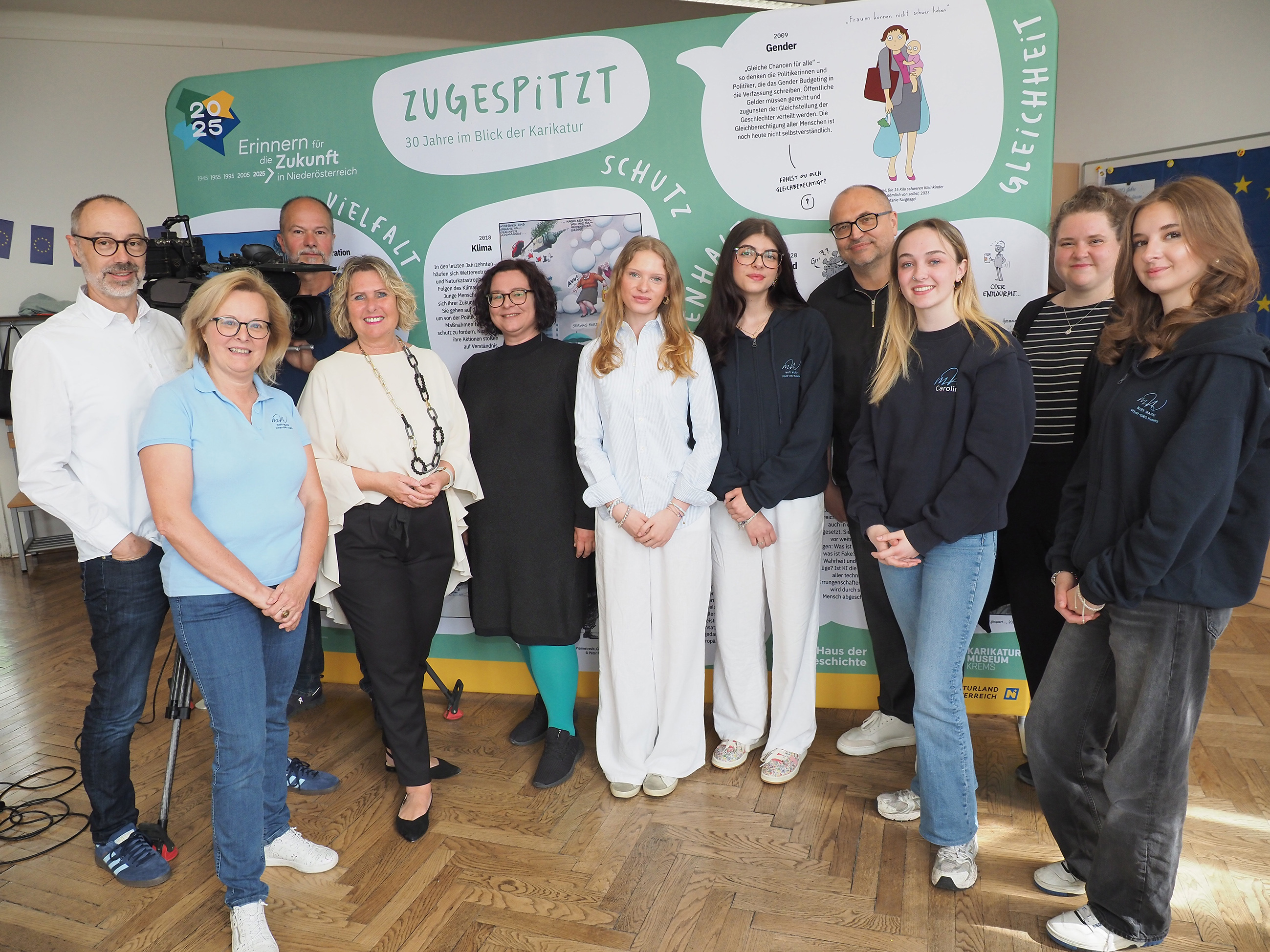 Regisseur Andreas Leitner, ORG-Pädagogin Reate Kolm, Kameramann Franz Cee, Direktorin Sandra Köhl, Tanja Münichsdorfer vom Karikaturmuseum, Eva Kolkmann, Elisabeth Kranzer, Karikaturmuseums-Direktor Gottfried Gusenbauer, Caroline Niedzballa und Danja Strohmaier (von links). 