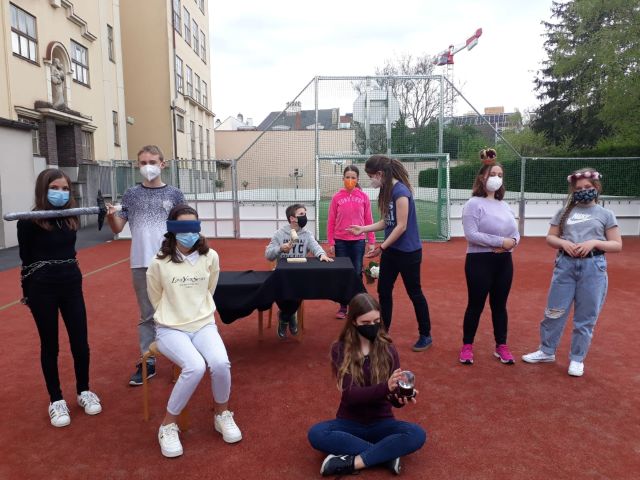 Theaterspielen am Sportplatz
