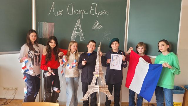 Aux Champs Elysées 3 C im Karusselunterricht in Paris