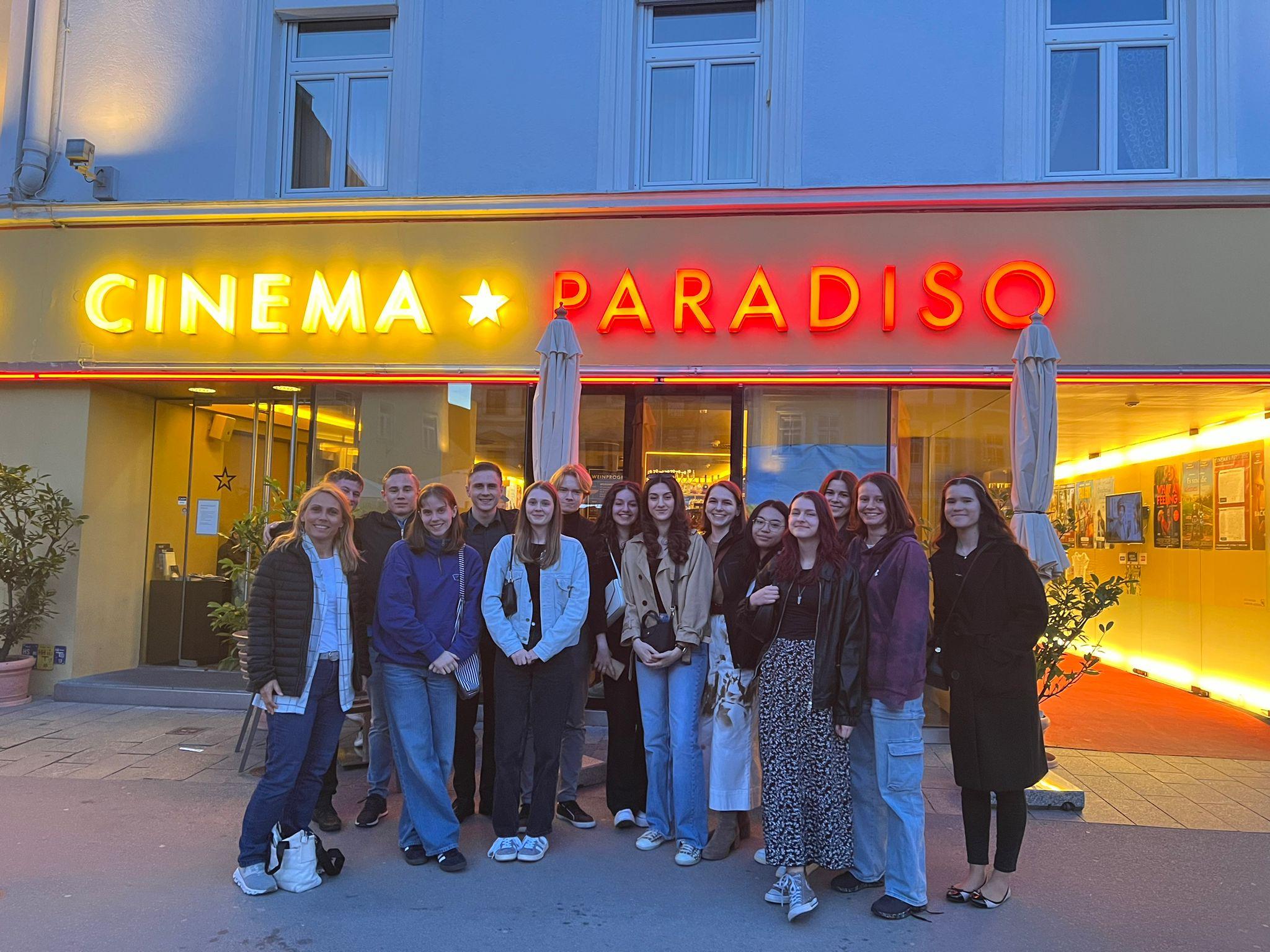 Emotionaler Abschluss der Spanischklasse der 8A im Cinema Paradiso