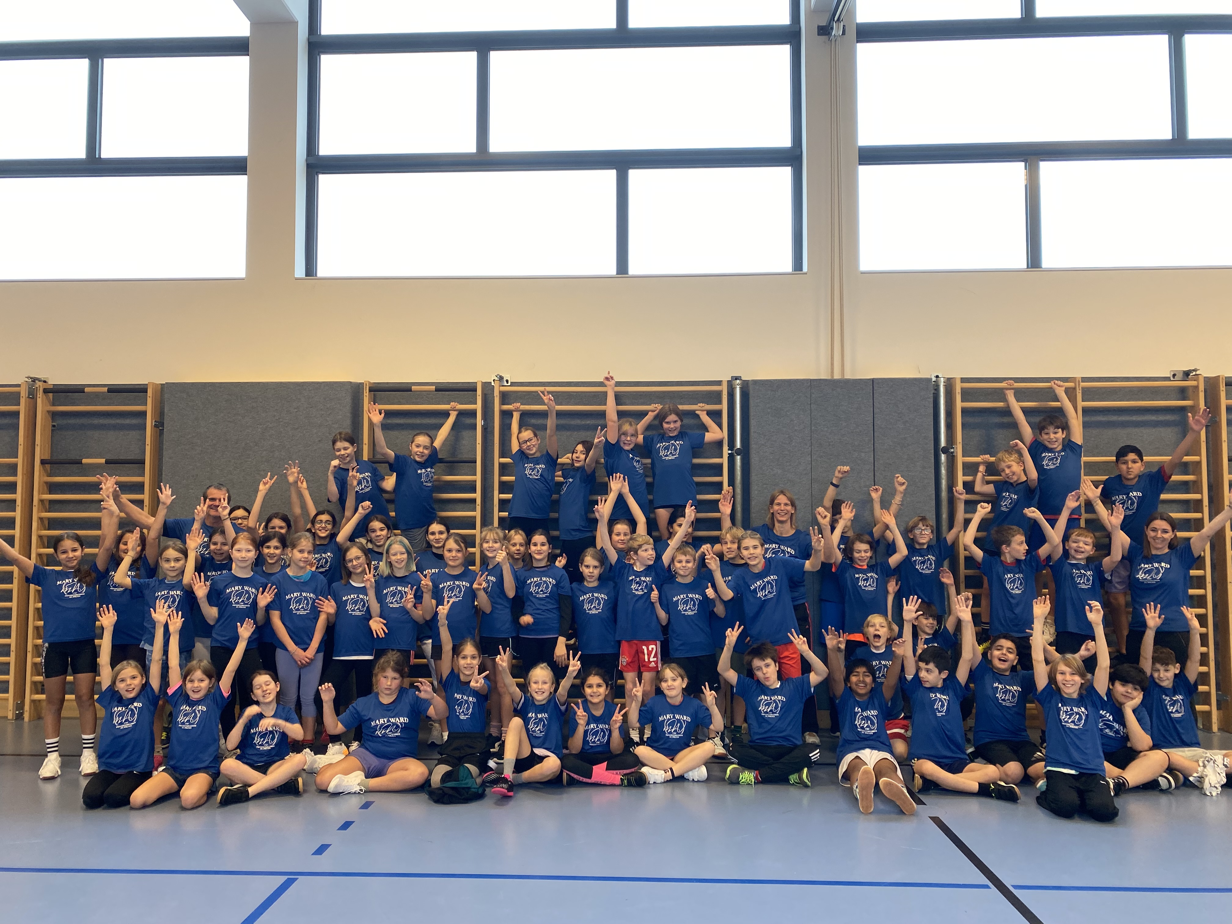Wir haben einheitliche Schul-T-Shirts für den Sportunterricht!