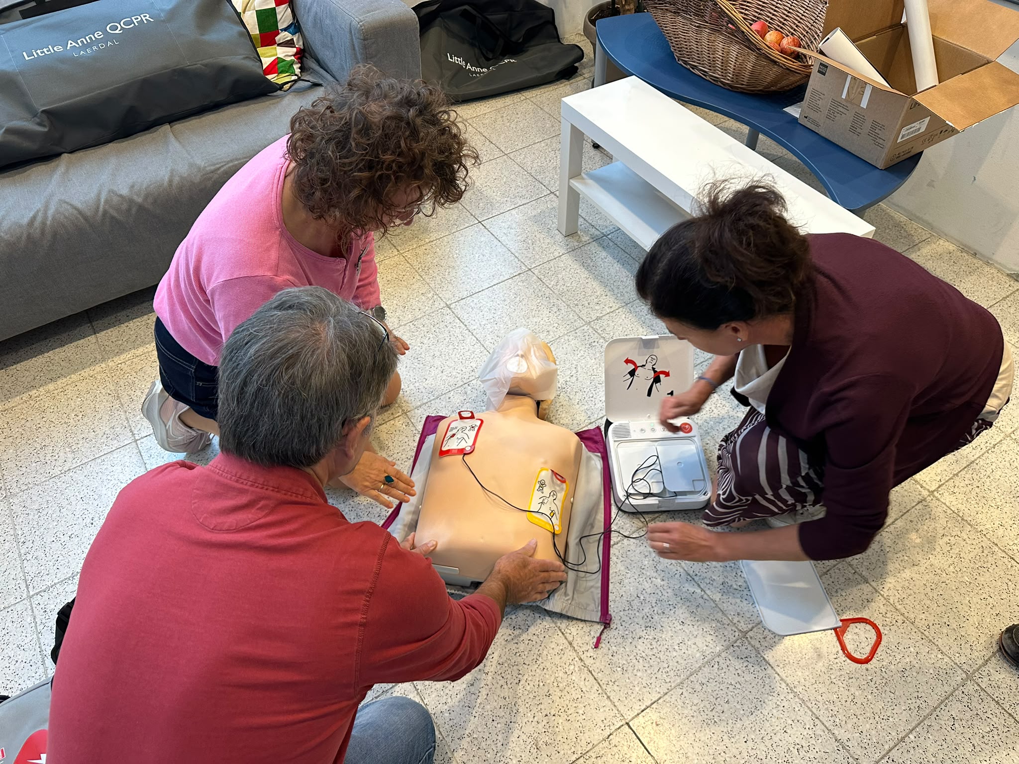 Elternverein spendet Defibrillator